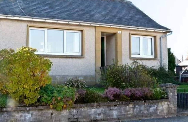 BEECH YARD COTTAGE, pet friendly, with open fire in Tomintoul