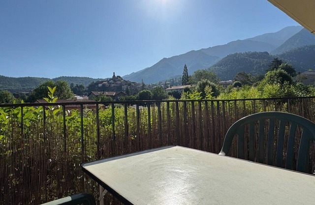 BEL APPARTEMENT AU REZ DE CHAUSSEE AVEC TERRASSE A 2 PAS DU CENTRE VILLE