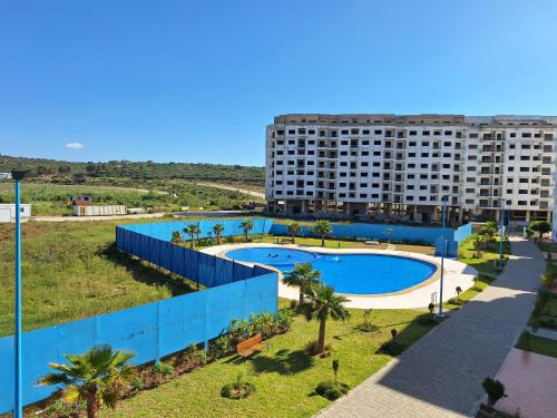 Bel appartement climatisé, avec piscine et parking souterrain gratuit, à deux pas de la mer