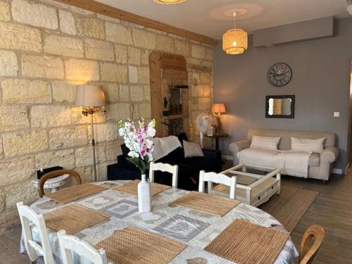 Bel appartement en pierre de 100 m2 avec cour.
