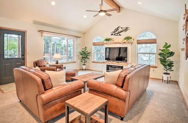Bend Home w/ Deck, 4 Mi to Old Mill District!