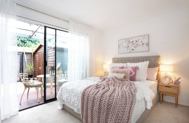 Bentleigh Cozy Private 1BR – 5min Train & CafesShops