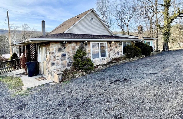 Berkeley Inn Cabin W/ hot tub- across Street from the state park