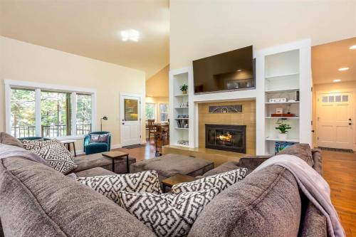 Besson Getaway- 5 min to Village Riverfront