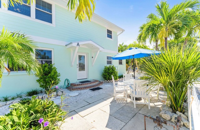 BEST LOCATION! NORTH END OF ANNA MARIA, FL , STEPS TO BEACH & DINING - UNIT A