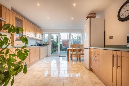 BEST PRICE! LARGE HOME FOR 4 - SMART TV - COMFY BEDS - GARDEN - 4 Single Beds or 2 Doubles!