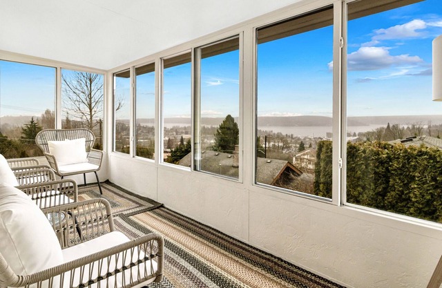 Best View of Lake Washington - 5 BR 3.5 BA Home