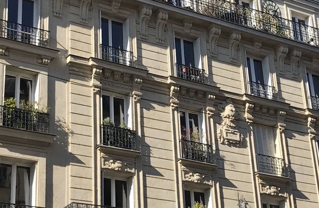 Between Luxembourg garden and Mouffetard 4 rooms in a 19th century building