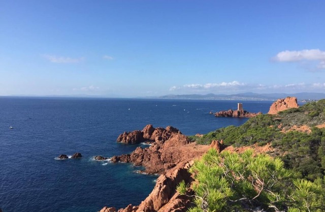 Between sea and mountains, between Cannes and Saint Tropez