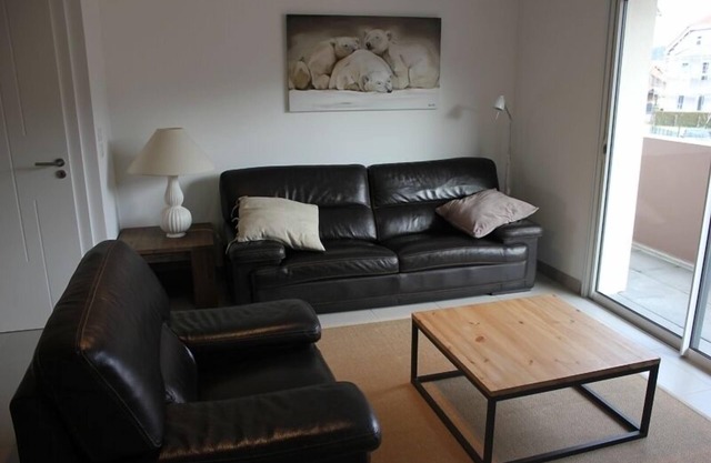 Between the lake and town center, 75 m², enclosed parking, terrace, elevator, WIFI