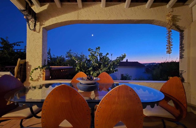 Between the sea, town and Mont Faron, Provencal house with large private garden