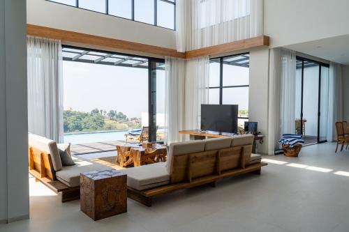 Beverly Hill Mountain City View Villa 8 bedrooms with a private heated swimming pool and a movie room