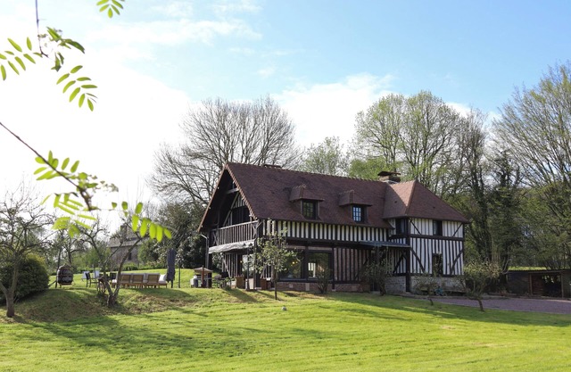 Bienvenue au Coche" half-timbered family home typical of the Auge region