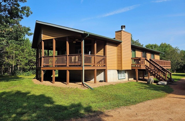 Big Bay Lodge - Family Vacation Home - Across the street from Petenwell Lake