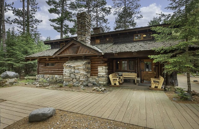 Big Bear Hideaway - Polar Bear Palace log cabin in Boulder Junction