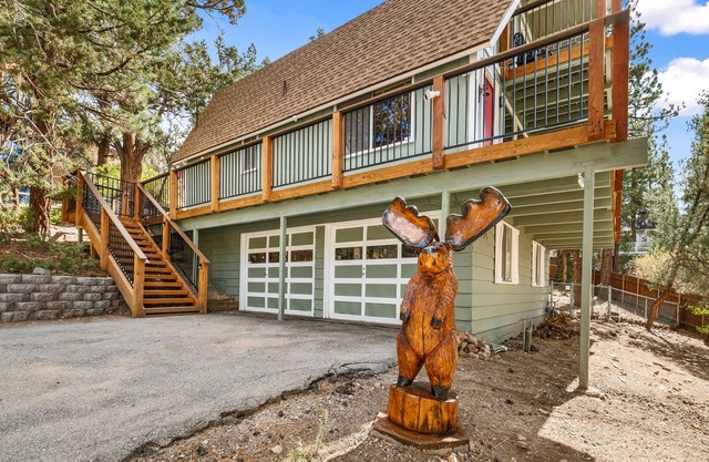 Big Bear Moose House - Views of the Mountains! Foosball Table, Darts and Streaming!