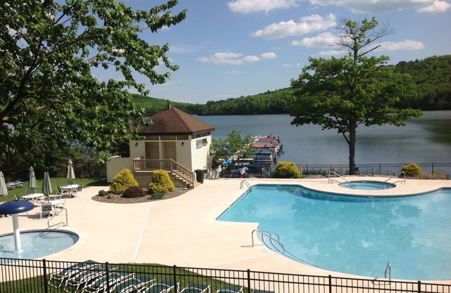 Big Boulder Lake Front Condo/Free WiFi & Parking/Pool/Jacuzzi/Fire Place/Grill