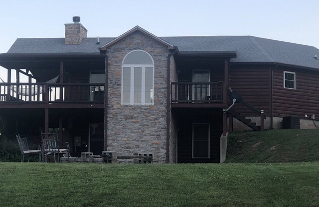 Big Cabin on HorseRanch close to Bucees, MammothCaves,Corvettes,WKU, BeechBend