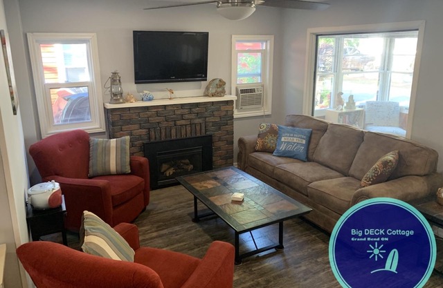 Big DECK Cottage, 3-min walk to BEACH- 4 bdrms, 1.5 baths 7 beds, parking 3 cars