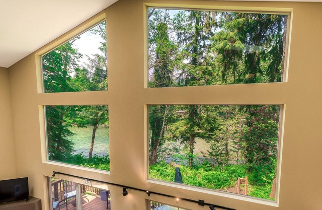 Big Foot Hideout: 2 story magnificent riverfront home for up to 6+pets with hot tub & grill!