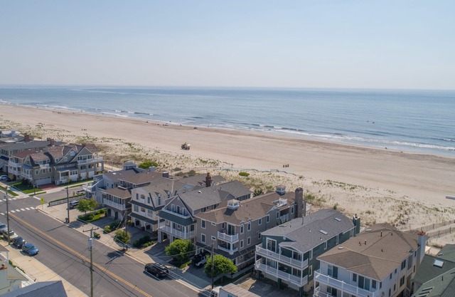 Big Oceanfront 5BR, 4 Bath, 2000+ SF, Elevator, Panoramic Ocean Views !