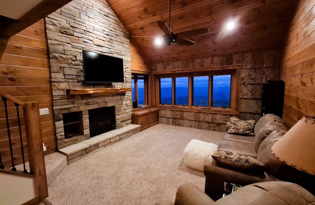 Big Sky Villa - Spectacular Long-Range Mountain Views close to Skiing