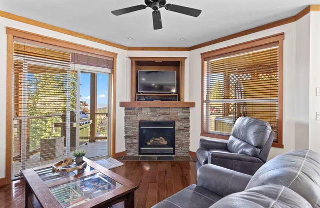 Big White Ski In Ski Out Penthouse Condo w/hot tub