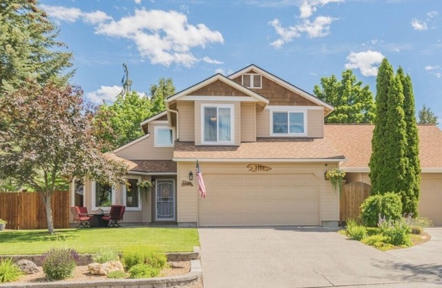 Big yard, 5 mins from St. Charles. Perfect for skiers, families, travel nurses!
