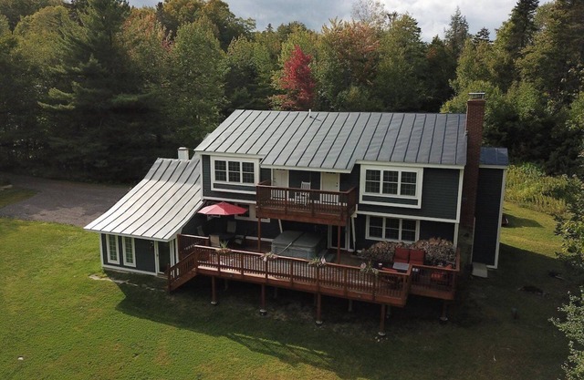 Bigelow Chalet at Killington: 8BR/4.5 BA Pet Friendly Home w/Hot Tub, Fireplace.