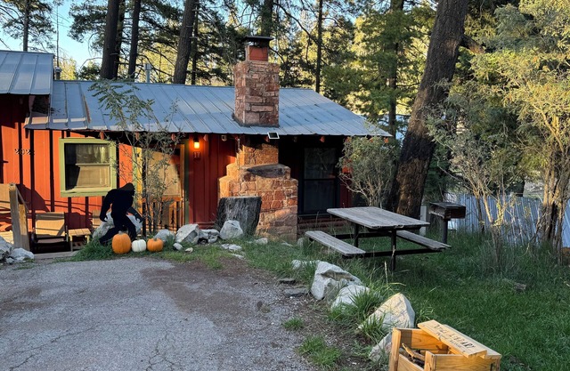 Bigfoot's Bunkhouse! Cozy Cabin, Cool Breeze Dogs Welcome! 45 min to white sands