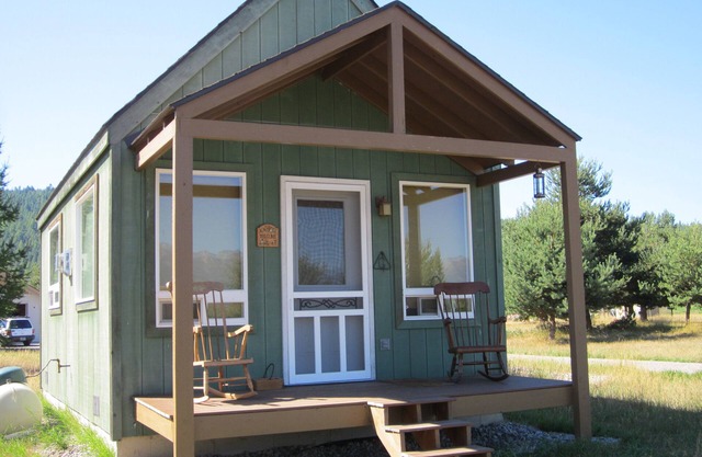 Bigfork Cozy Cabin for Two