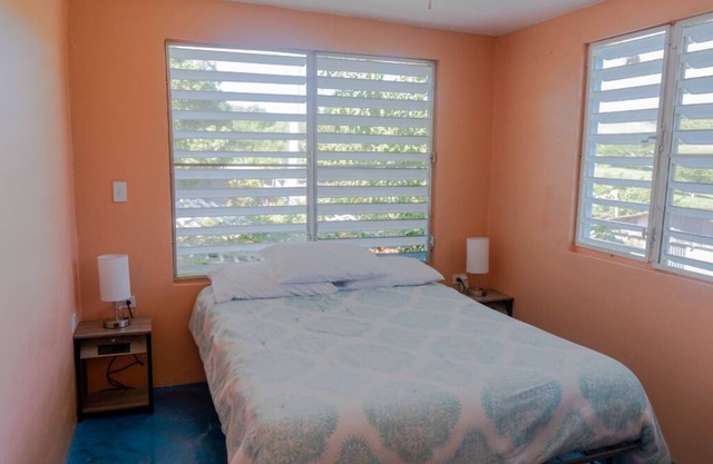 BioBay Inn Apt C - Cute Tiny Apt. w/wifi & AC Near Malecon, Tour pickups,Sun Bay
