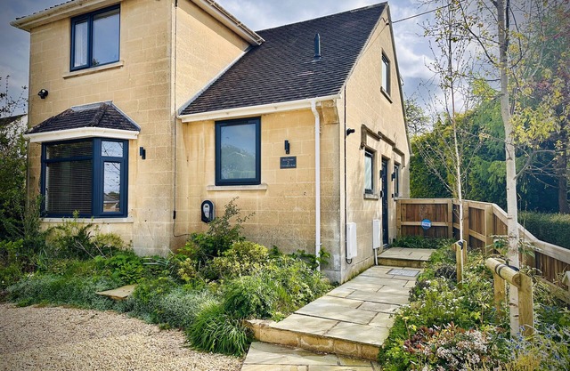 BIRCH HOUSE, pet friendly, character holiday cottage in Corsham