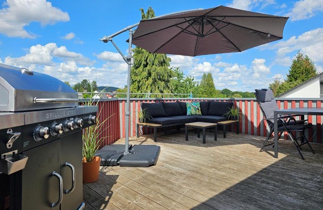BIRDHOUSE - Big Living for 12 with two Terraces, BBQs, Kicker, Fitness