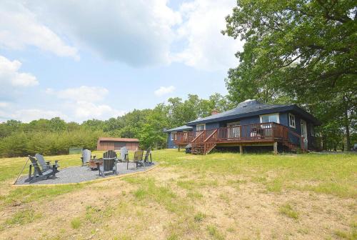 Black Bear Cabin - Fire Pit, Grill, View, Pet Friendly, Fireplace, King Bed, Wifi, Game Room