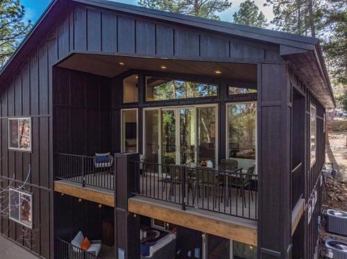Black Beauty Midtown with Hot Tub