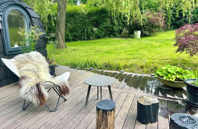 Black cabin between stud farm and forest, 20 minutes from Deauville