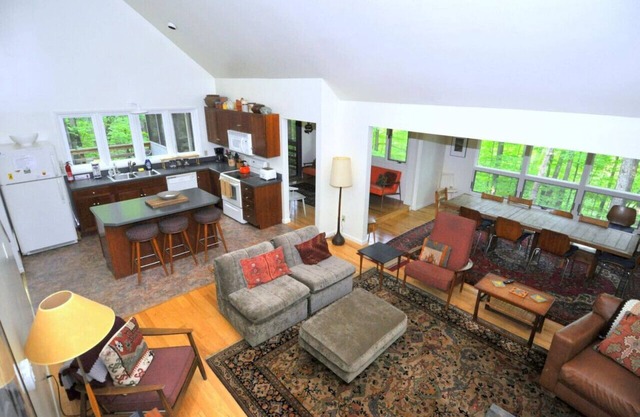 Black Forest - wifi, pets, grill, screen porch, fireplace, pool access, hiking