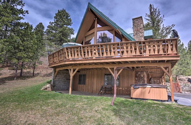 Black Hills Hideaway with Wraparound Deck and Hot Tub!
