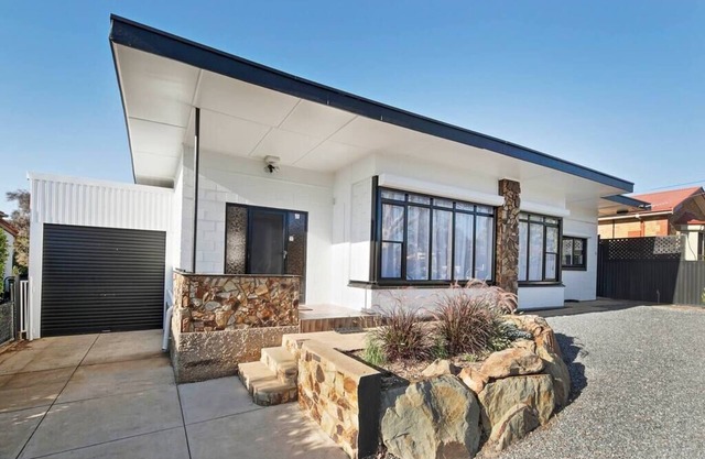 Black n White - 4Bdrm, Slps 8, 2 Bathrm, Solar