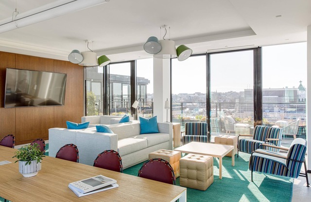 BLACK SWAN - Liz DC - Executive Flat