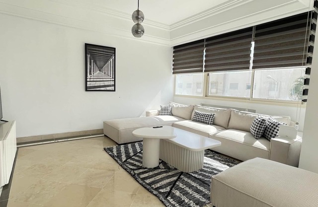Black & White: Modern & Spacious