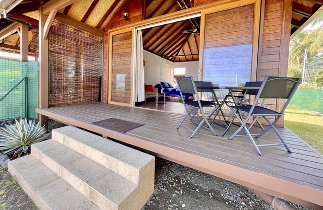 Blackstone Paea Premium beachfront bungalow, private access, wifi - 3 pers
