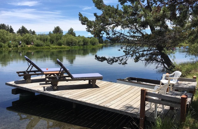 Blinn's Landing: Historic Riverfront Log Cabin, Dock & Mountain Views. Dogs OK!