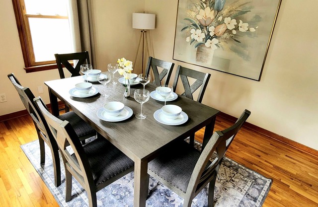 Bloom Bungalow/Charming 2-bedroom house, pet friendly, 7 blks to Mayo Clinic