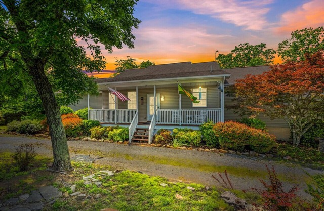 Blue Badger Cottage-wifi, screen porch, fire pit, game room, king bed, fireplace