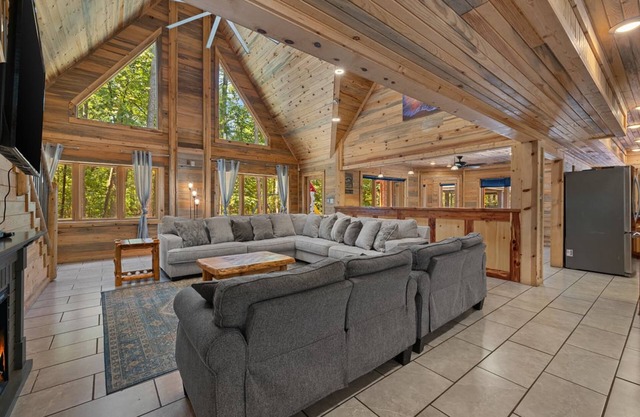 Blue Bass Lodge Pine Getaway With Hot Tub Fire