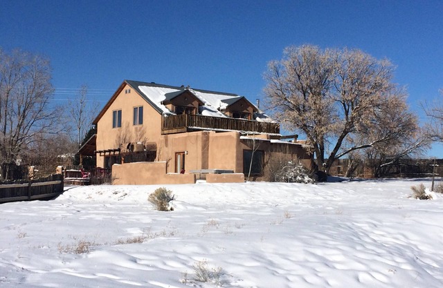 Blue Bird Farm - Spacious Stylish 5 bed/3 bath Taos Farmhouse with AC