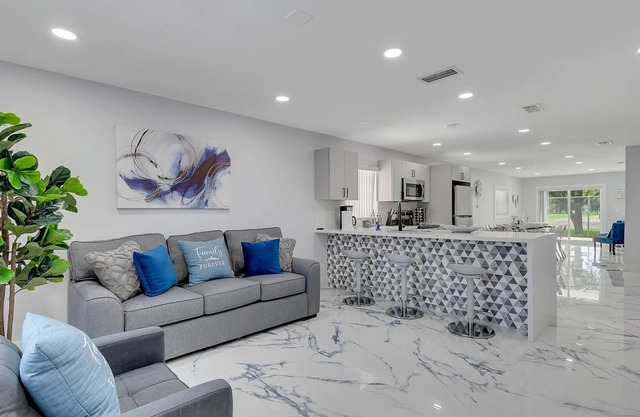 Blue Diamond - Hialeah w/3 BR & 2 BA