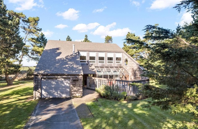 Blue Heron - Modern Coastal Retreat Close to Beach & w/ Modern Amenities